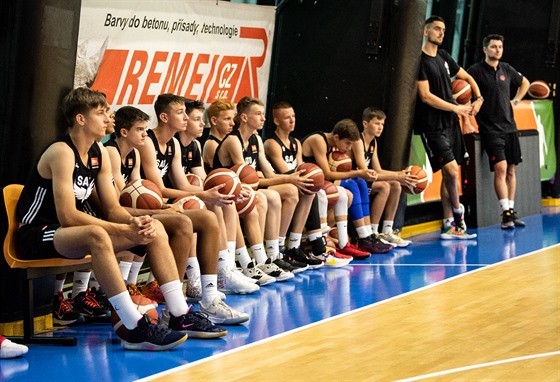 Tomá Satoranský a jeho svenci z basketbalového kempu na Folimance