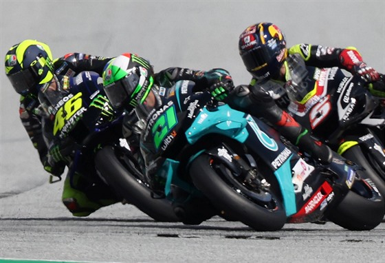 Valentino Rossi (46), Franco Morbidelli (21) a Johann Zarco (5) svádjí bitvy...