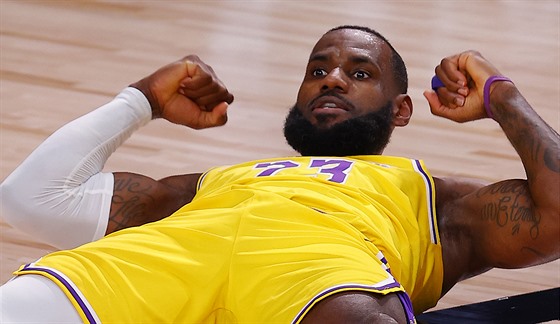 LeBron James z Los Angeles Lakers se raduje ze své trefy.