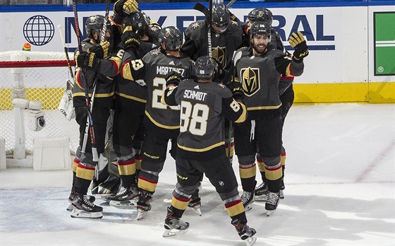 Hokejisté Vegas slaví postup do dalí fáze play off NHL.