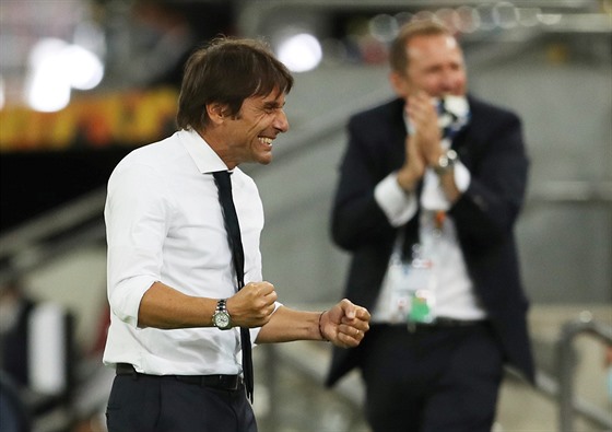 Antonio Conte, trenér fotbalist Interu Milán, oslavuje postup do finále...