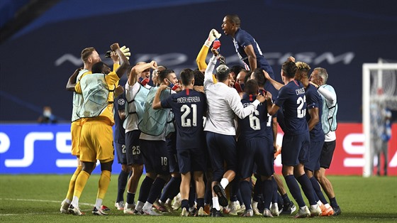 A TE O POHÁR. Fotbalisté Paris St. Germain oslavují postup do finále Champions...