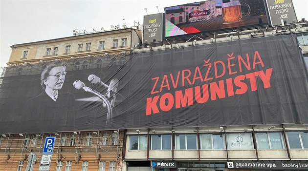 Zakázanou reklamu na dom u Nuselského mostu nahradila Milada Horáková. (11....