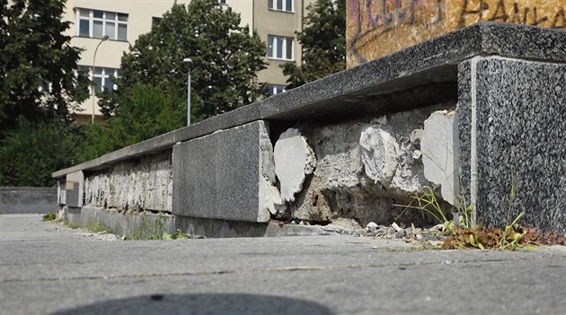 Z podstavce Koněvovy sochy začalo mizet mramorové obložení, řeší to policie