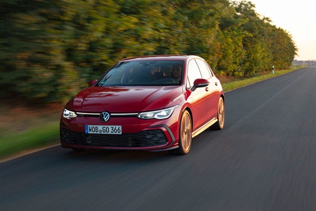 Evropský automobilový král dál padá. VW Golf dlouhá léta vévodil prodejům, nyní ustoupil Tesle a Dacii