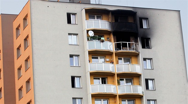 Nkolik lidí se zachránilo tím, e pelezli na balkon sousedního bytu. (8....