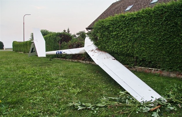 Kluzák zastavil a na zahrad rodinného domu. Pilot vyvázl prakticky bez...