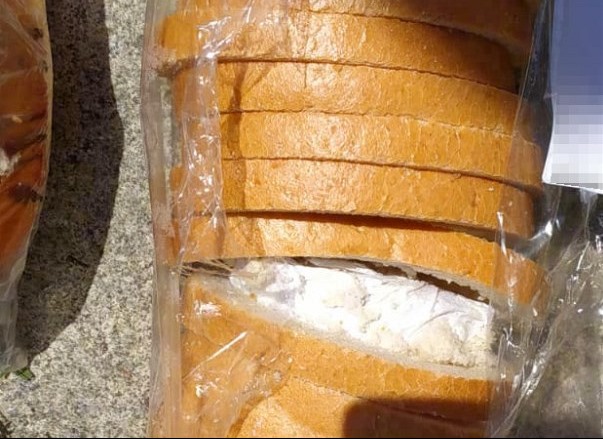 Dealer vozil pervitin do Jihlavy ve vydlabaném bochníku krájeného chleba