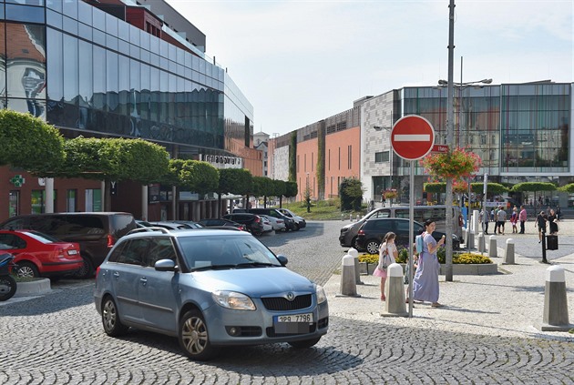 Na teplickém námstí Svobody se kolem radnice a nákupního centra Fontána jezdí...