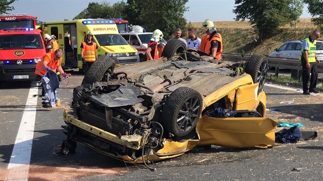 Převrátili se na střechu a bourali do lampy. Řidič se zranil, spolujezdkyně zemřela