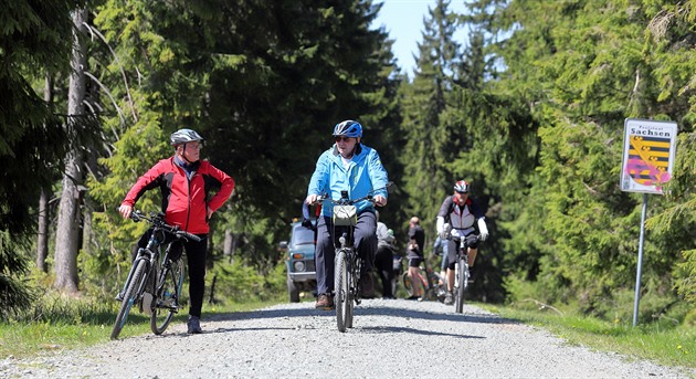 Cyklisté na hranici Jelení - Wildenthal v Kruných horách.
