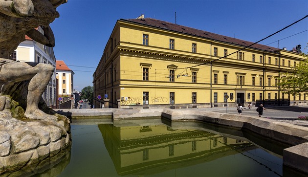 Pohled na Hanácká kasárna. Ptipatrová rozlehlá budova je v centru Olomouce...