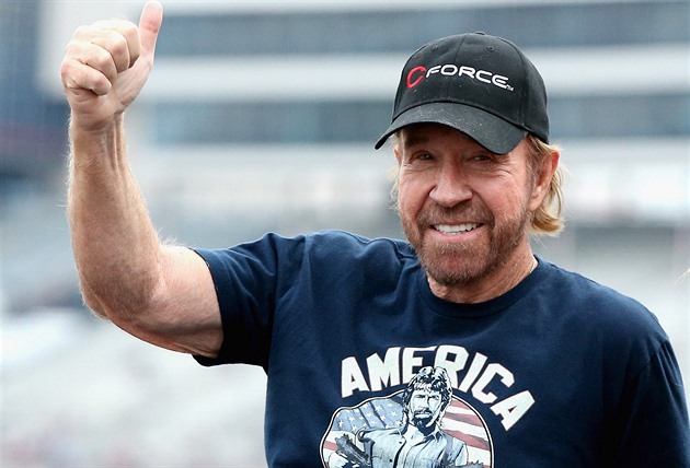 Plaché dítě, pak drsňák v banálních filmech. Chuck Norris si přál jiný odkaz než vtipy Plaché dítě, pak drsňák v banálních filmech. Chuck Norris si přál jiný odkaz než vtipy