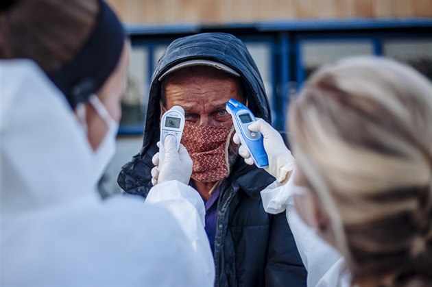 I v dob pandemie vyráejí lenové týmu Medici na ulici mezi bezdomovce. Krom...