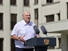 Bloruský prezident Lukaenko promlouvá ke svým píznivcm na demonstraci v...