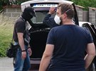 eská policie pi zadrení pracovníka Ruského velvyslanectví. (erven 2020)