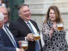 Americk ministr zahrani Mike Pompeo (uprosted) si v Plzni pipj pivem....