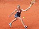 Kristýna Plíková se natahuje po míi v semifinále Prague Open.