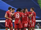 Fotbalisté Bayernu Mnichov se radují z úvodní branky semifinálového duelu Ligy...
