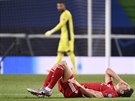 Otesený Robert Lewandowski z Bayernu leí na zemi.