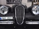 Pední maska automobilu znaky Jaguar XK 120 v tebíském Centru Lihovar, kde...