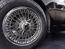 Detail kola automobilu znaky Jaguar XK 120 v tebíském Centru Lihovar, kde...