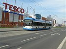 Trolejbus Solaris Trollino 18 AC íslo 3801 na ulici Novináské. Vz je jako...