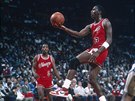 Basketbalista Michael Jordan v botách Nike Air Jordan 1 High (1984)