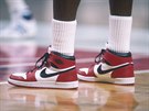 Basketbalista Michael Jordan v botách Nike Air Jordan 1 High (1985)