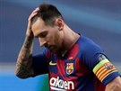Odevzdaný Lionel Messi, kapitán Barcelony, v prbhu tvrtfinále Ligy mistr s...
