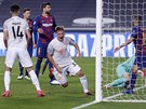 Joshua Kimmich bí oslavit pátý gól Bayernu Mnichov ve tvrtfinále Champions...