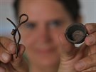 Vedouc� archeologick�ho pr�zkumu Barbora Marethov� ukazuje dva velmi cenn�...