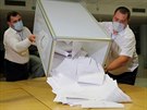 Volební komisai v Minsku sítají volební lístky. (9. srpna 2020)