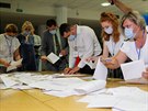 Volební komisai v Minsku sítají volební lístky. (9. srpna 2020)