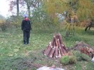 Nejmladí syn jedny podzimní prázdniny vyrábl na ohniti na zahrad milí. 