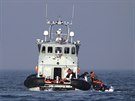 Britská pohraniní strá pomáhá migrantm, kteí pipluli na lodi. (12. srpna...
