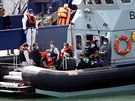 Lo s migranty piplula do pístavu v anglickém Doveru. (12. srpna 2020)