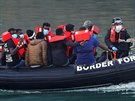 Pohraniní strá se potýká s migranty v pístavu v anglickém Doveru. (12. srpna...