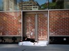 Bezdomovec leí na matraci ped uzaveným obchodem na Manhattanu. (11. srpna...