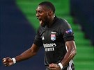 Kamerunský útoník Karl Toko Ekambi z Lyonu oslavuje gól spoluhráe Maxwela...