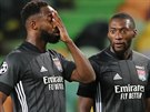 Moussa Dembélé z Lyonu (vlevo) oslavuje rozhodující gól ve tvrtfinále Ligy...