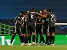 Fotbalisté Lyonu se radují z postupu do semifinále Ligy mistr pes Manchester...