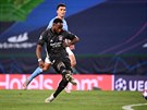Moussa Dembélé z Lyonu stílí rozhodující gól ve tvrtfinále Ligy mistr proti...