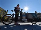 Barmanka Kateina Kristová vozí zásoby do centra Brna na nákladním kole.