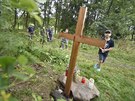 Trampov� odhalili v ka�onu Brtni�ky d�ev�n� k�� na pam�tku sv�m zesnul�m...