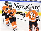 Branká Philadelphia Flyers Carter Hart pijel pogratulovat ke gólu, pochvalu...