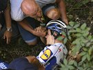Belgický cyklista Remco Evenepoel krátce po tkém pádu v závod Okolo...