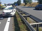 Nehoda na dálnici D7 skonila s jedním autem na stee. Ti lidé jsou zranní....