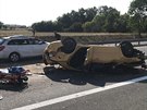 Nehoda na dálnici D7 skonila s jedním autem na stee. Ti lidé jsou zranní....