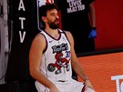 Marc Gasol z Toronto Raptors se protahuje ped zápasem.